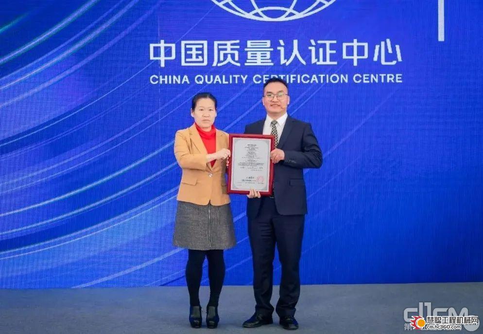 中国质量认证中心风能部部长赵玉为三一重能颁发海上机组产品CQC认证证书