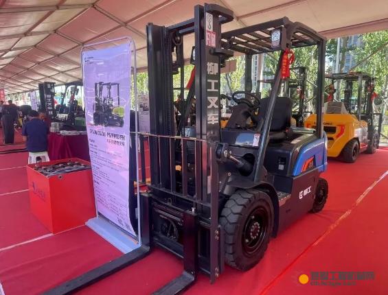 柳工工业车辆亮相第十四届中国（广饶）国际橡胶轮胎暨汽车配件展览会
