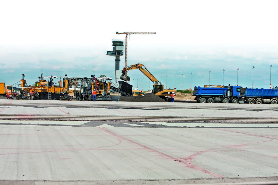 技术控 | 维特根双层水泥混凝土摊铺技术在柏林机场的应用