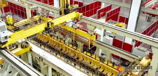 机器人焊接车间，鼎力全球首条臂式部件自动焊装流水线！