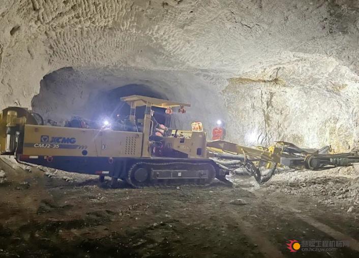 窄小巷道作业！徐工掘进钻车助力铁矿开采