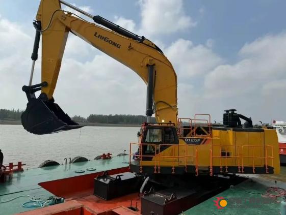 柳工995F船用挖掘机交付 | 硬核实力助力水利工程建设再升级