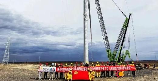 “夜战”天山北麓，中联重科起重机助力这场“风光之约”！