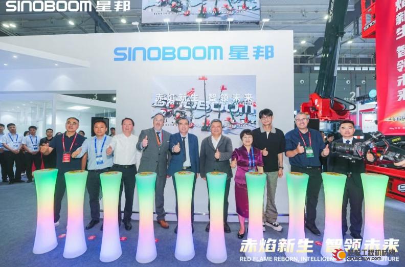 星邦智能全球首发新涂装：以"赤焰新生"开启智造新纪元