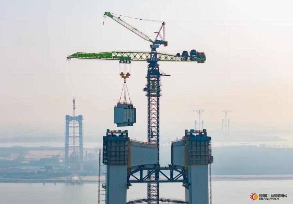 “世界第一跨”建设新突破！中联重科W12000-450塔机再立功勋