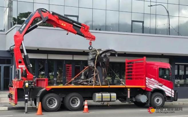 海外街头惊现 “红色钢铁侠”！徐工折叠臂起重机实力圈粉