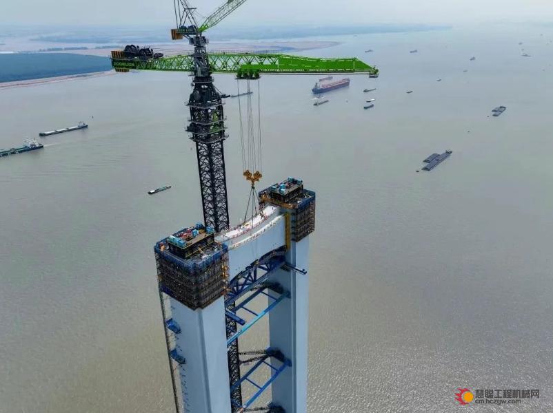 “世界第一跨”建设新突破！中联重科W12000-450塔机再立功
