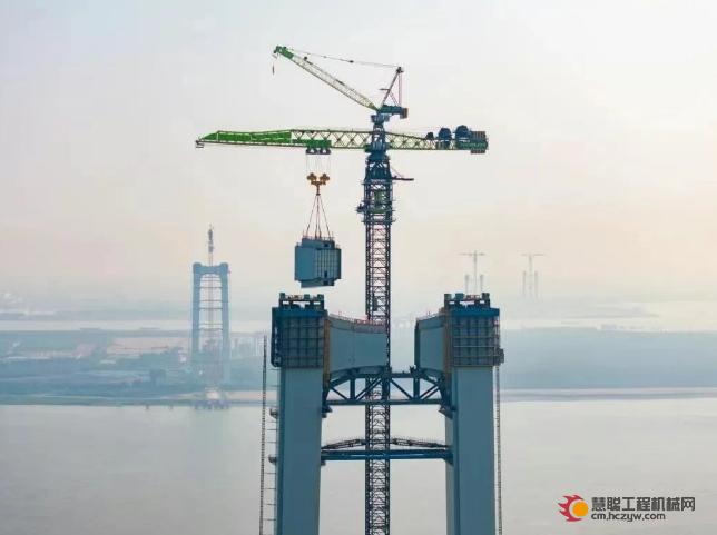 世界第一跨”建设新突破！中联重科W12000-450塔机再立功