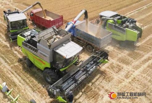 智在丰收丨中联重科大喂入量收割机为“三夏”注入加速度