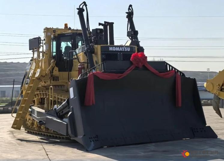 小松（中国）董事长费春江一行出席内蒙古地区D375A-8R交机仪式