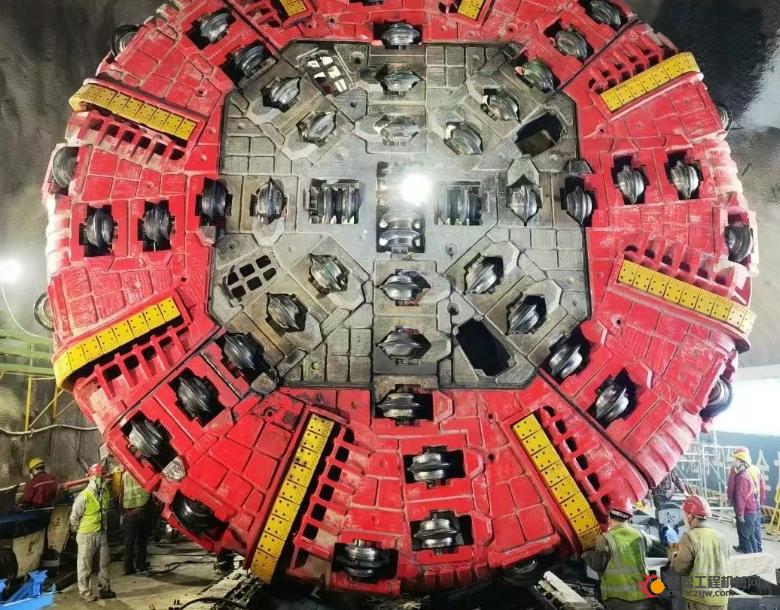 铁建重工全球首台可变径斜井TBM助力湖南平江抽水蓄能电站首条引水斜井贯通