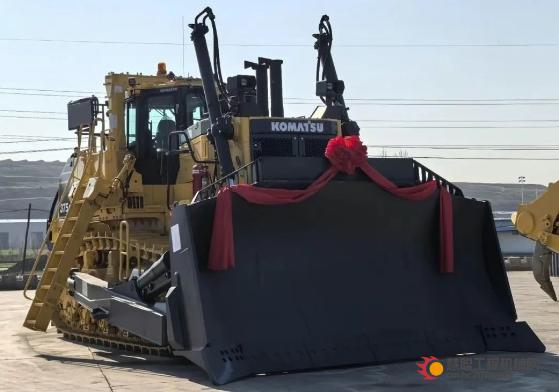 小松（中国）露天矿用推土机在内蒙古举行交机仪式
