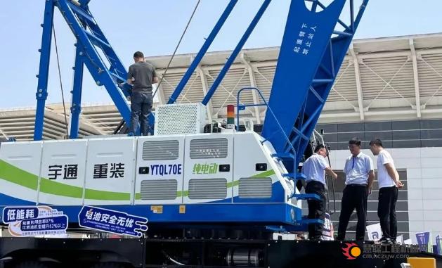 宇通重装携“纯电动港口轮胎起重机”亮相天津港设备展，开启绿色港口新征程！