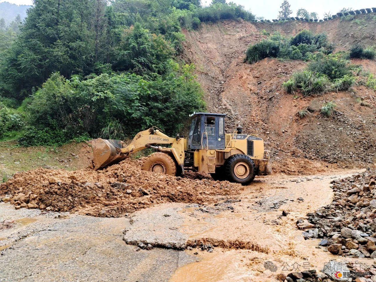 双线突击！柳工调遣装载机为三江塌方路段“清障护航”